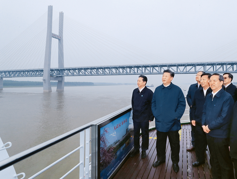 2018年4月26日下午,中共中央总书记、国家主席、中央军委主席习近平在武汉主持召开深入推动长江经济带发展座谈会并发表重要讲话。这是座谈会前,习近平于25日上午乘船沿江察看两岸生态环境和发展建设情况。 新华社记者 谢环驰/摄