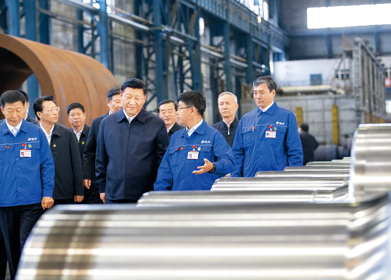2018年9月25日至28日,中共中央总书记、国家主席、中央军委主席习近平在东北三省考察,主持召开深入推进东北振兴座谈会。这是26日上午,习近平在黑龙江齐齐哈尔中国一重集团有限公司车间察看企业生产情况。 新华社记者 王晔/摄